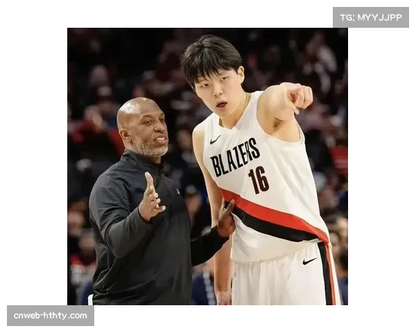 开拓者拍摄全家福：克林根站C位，杨瀚森身旁昔日老大利拉德站角落